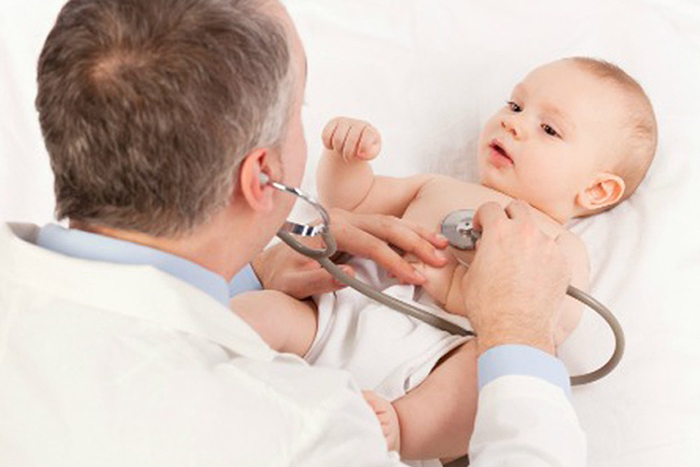 Khi trẻ bị tay chân miệng nặng, ba mẹ nên đưa bé đến gặp bác sĩ để được thăm khám