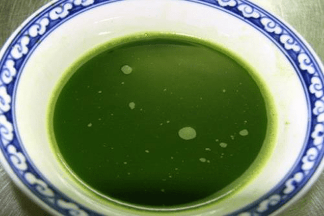Nước cốt từ lá trà xanh đậm đặc dùng để thoa lên vùng da bị hăm để giảm các dấu hiệu mẩn đỏ