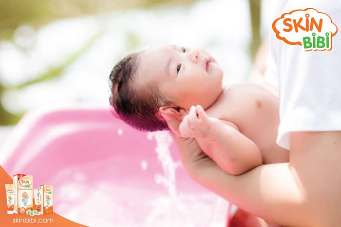 Thử nhiệt độ nước hãm chè trước khi vệ sinh cho trẻ